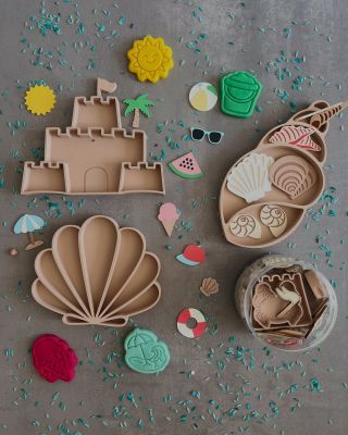 🏖️☀️ Naše nová kolekce smyslových produktů “Na pláži” zve děti k objevování světa mušliček, krabíků i zlatavého písku, ze...