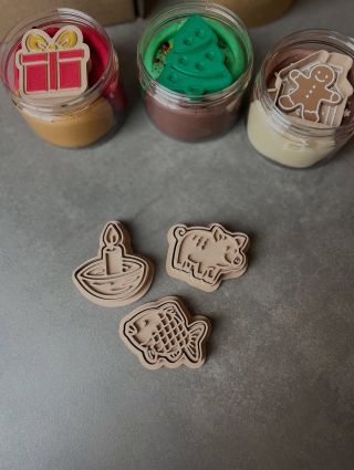 Další součástí senza adventního kalendáře jsou pomůcky k modelíně. 🐖 vykrajovátka 2v1 - české vánoční motivy prasátka,...