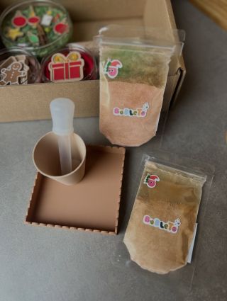 Naše kategorie se jmenuje Kouzelné Vánoce a kouzelné opravdu budou! ✨ V adventním balíčku na děti čekají 2 sáčky s...